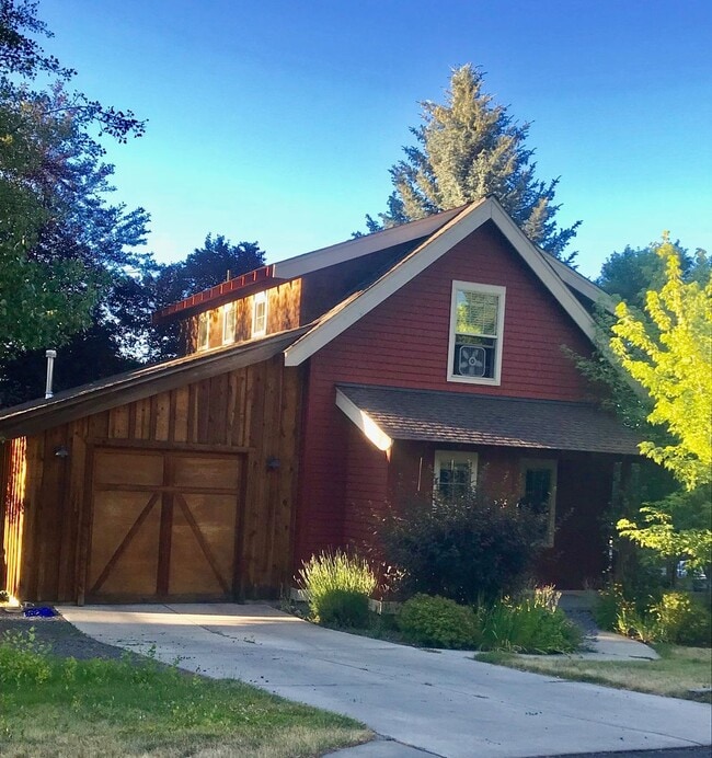 Building Photo - Charming 2 Bed with a Fenced Backyard
