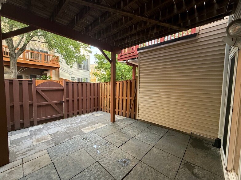 Building Photo - 2427 Dew Meadow Ct