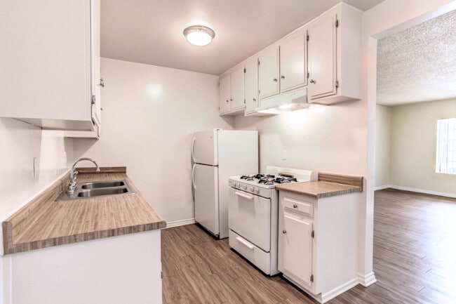 2 BR , 1 BA - Kitchen - Petrol East