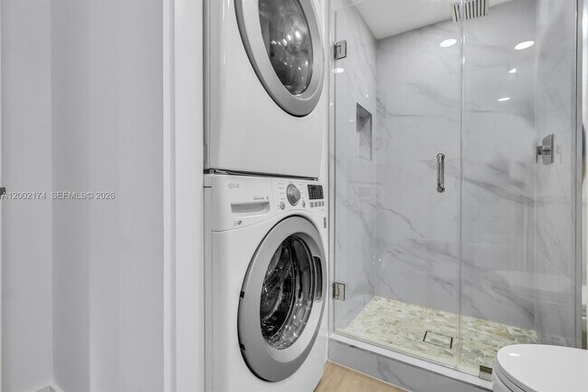 Building Photo - 8535 Casa Del Lago