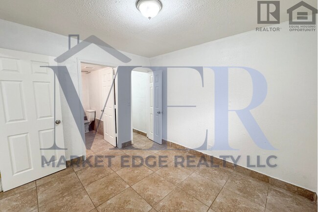 Building Photo - 1Bed/1Bath Apt at 16th St/Thomas Rd! -- NO HOA! FENCED-IN YARD! -- NO APPLICATION FEE!