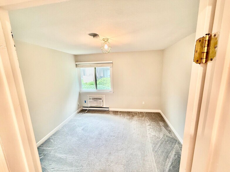 Building Photo - 205 Village Dr