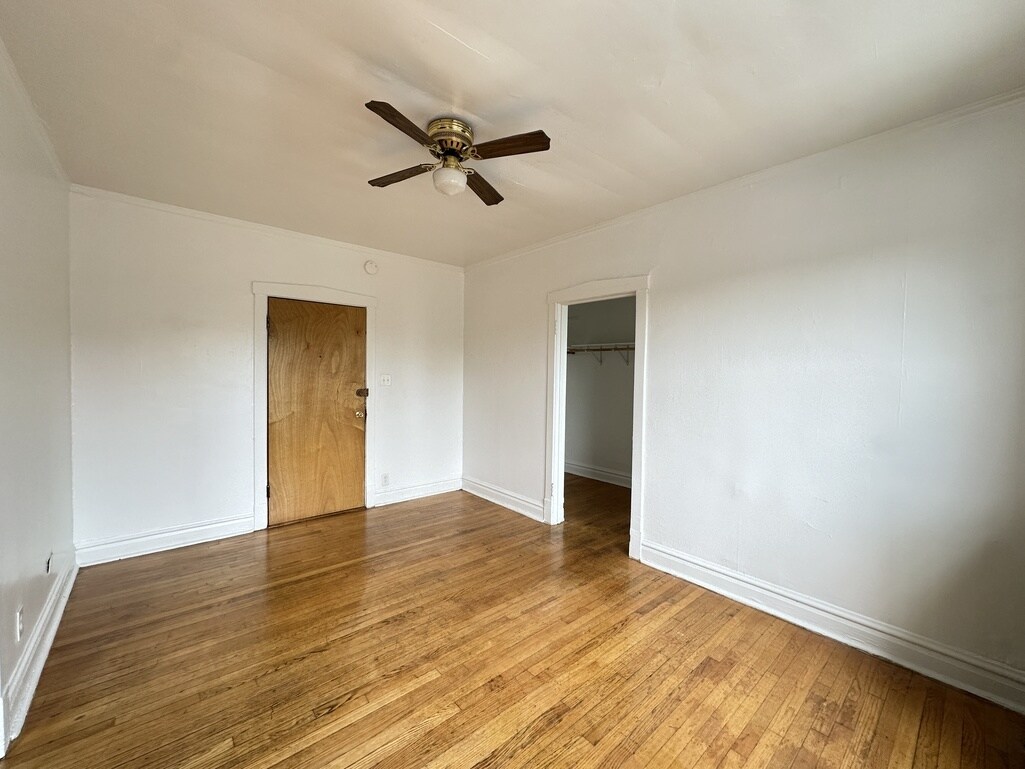 Building Photo - 2432 N Linden Pl