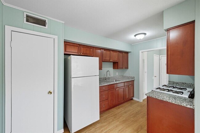 Building Photo - 2208 Mission Hill Dr