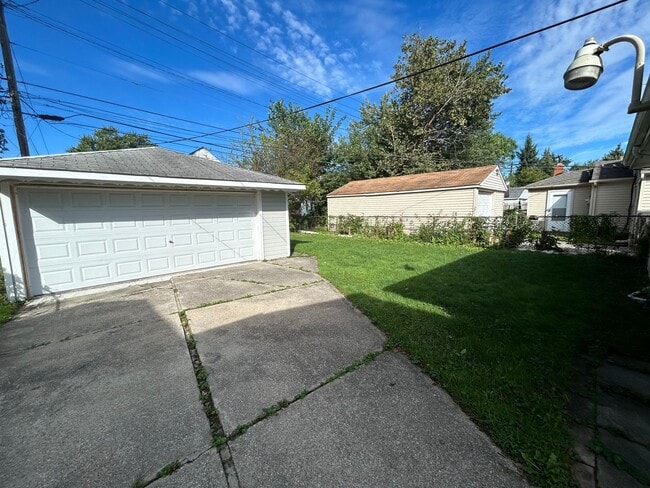 Building Photo - FULLY UPDATED Eastpointe 3 Bed/1 Bath Ranc...
