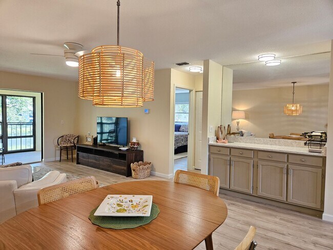 Building Photo - Seasonal Short-Term 2 Bedroom 2 Bathroom 2nd Floor Condo in Estancias of Capri Isles!