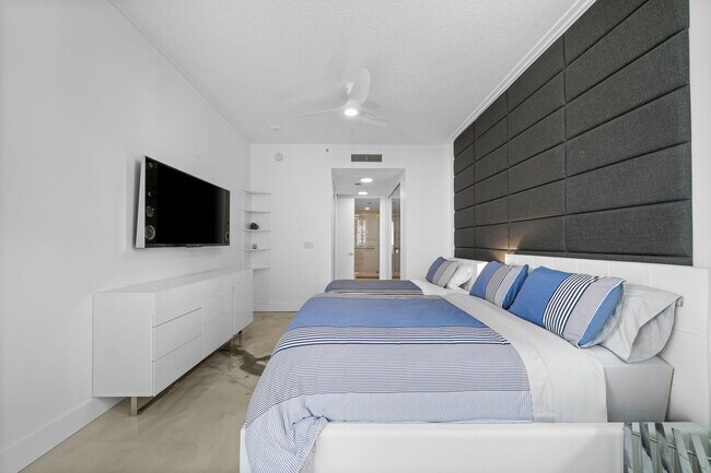 Building Photo - 347 N New River Dr E