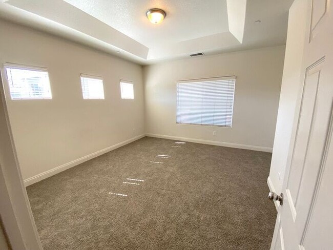 Building Photo - Luxury Townhouse 2 Master Suites - North M...
