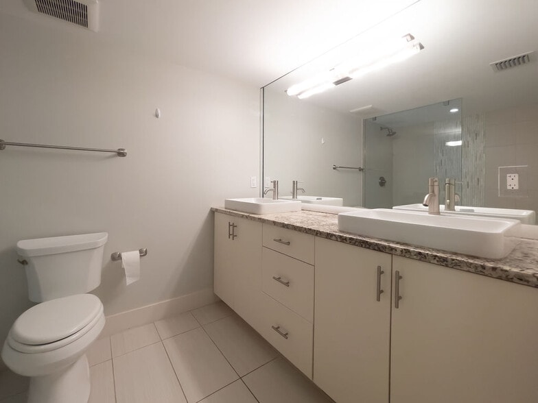 Building Photo - 64 Isle Of Venice Dr