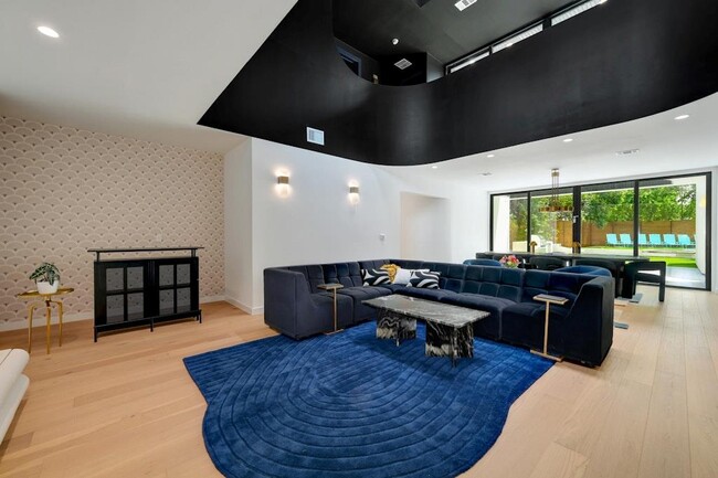 Building Photo - 7809 Woodrow Ave