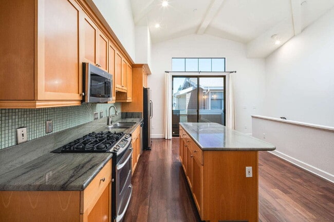 Building Photo - Enjoy the Live/Workspace Life Style Close ...