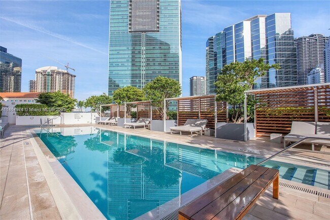 Building Photo - 1300 Brickell Bay Dr