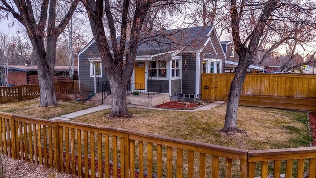 Building Photo - Lovely 3 bed/2 bath home w/2 car garage