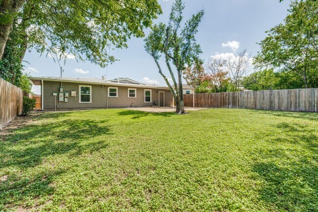 Building Photo - Charming 2-Bedroom Home with Updated Kitch...