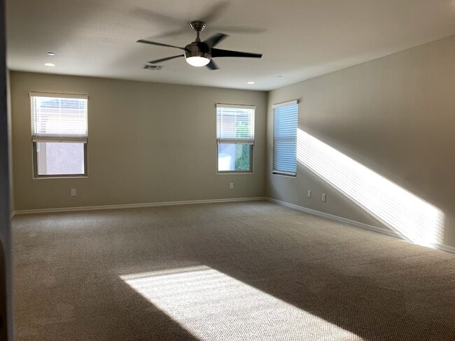 Building Photo - 4 BEDROOM PLUS LOFT, BUILT IN BBQ WITH COMMUNITY POOL