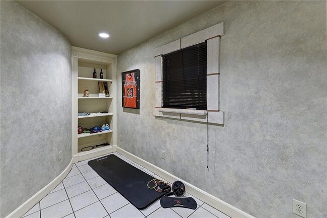 Building Photo - 1712 Lakeshore Dr