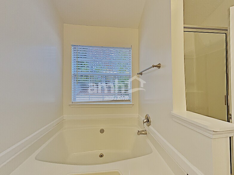 Building Photo - 2462 Heatherton Ct