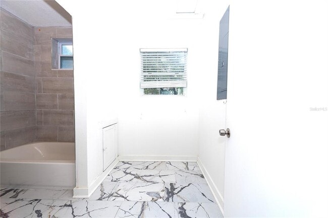 Building Photo - 618 25th St W