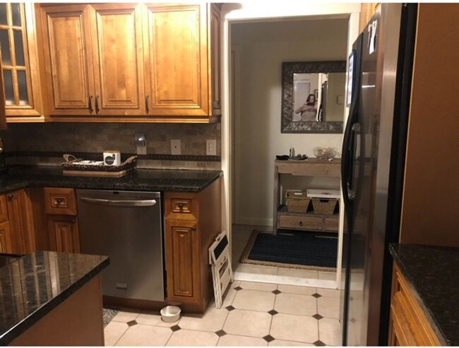 Building Photo - Lovely End Unit Located in Highly Sought A...