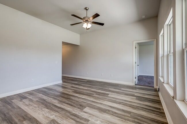Building Photo - 3 Bedroom 2 Bath House for Lease!!