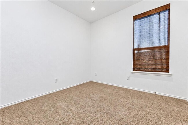 Building Photo - 1020 Clove Hitch Dr