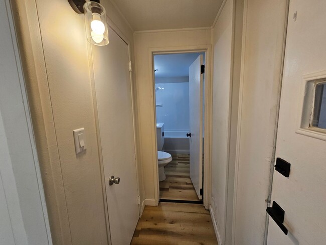 Building Photo - Newly updated 2 bedroom 1 bath apartment f...