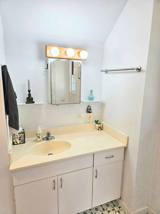 Building Photo - 1523 Thurston Ave