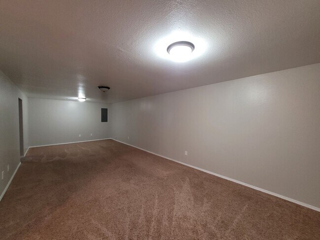 Building Photo - $1575 - 4 bedroom/ 2 bathroom - Gorgeous q...