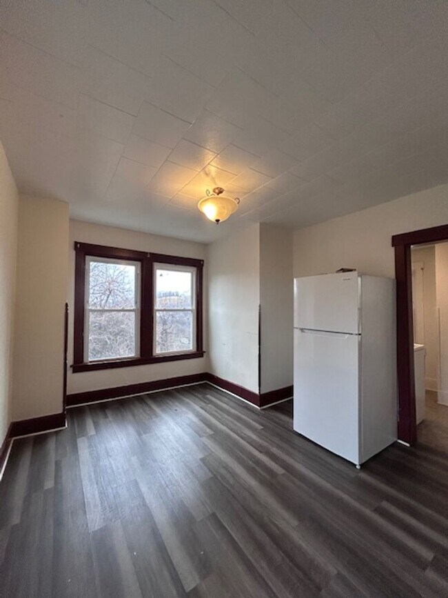 Building Photo - 2 Bedroom House - Available Now!