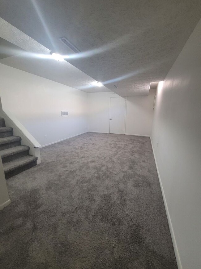 Building Photo - 3 Bed 1.5 Bath Townhome Available Now!