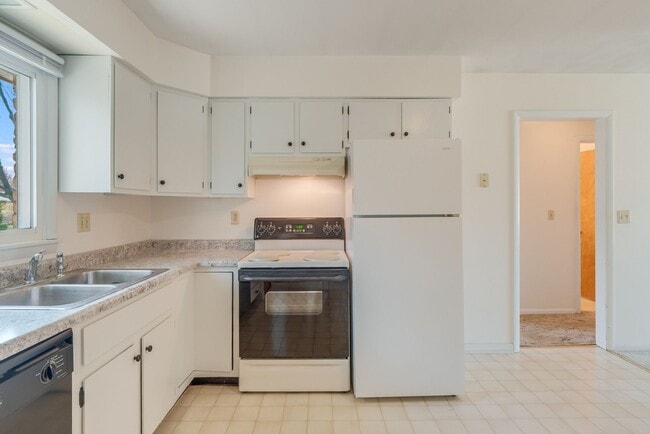 Building Photo - 2 bedroom 1 bathroom duplex-Available JUNE 2026