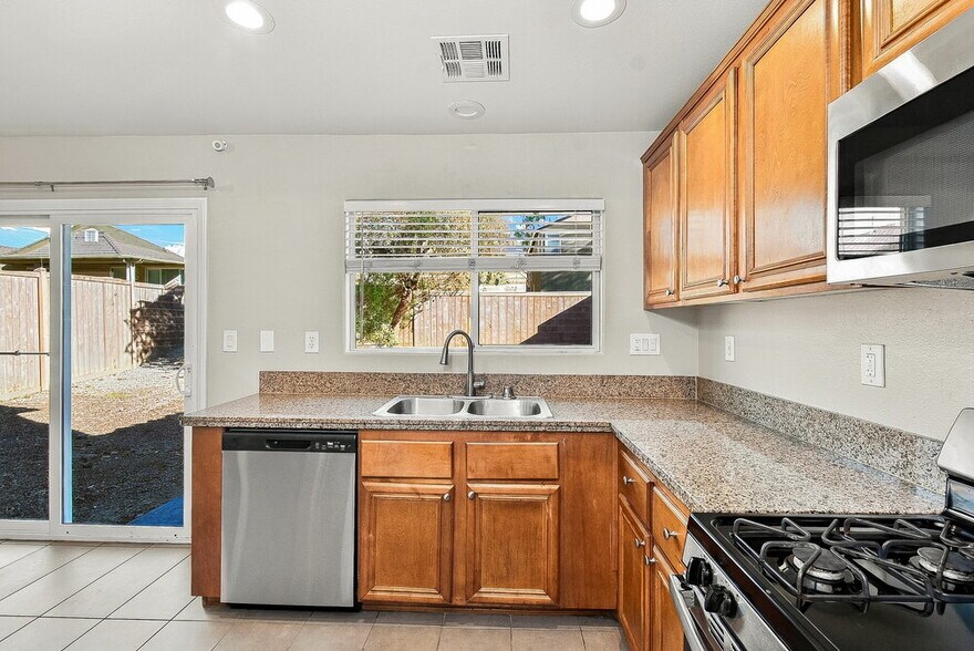 Building Photo - 2404 Cockatiel Dr