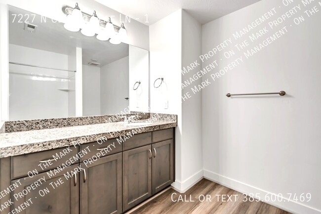 Building Photo - 7227 N Clover Leaf Ln