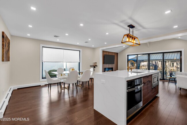 Building Photo - 320 Silver Lagoon Dr