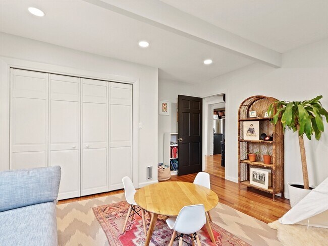 Building Photo - 8 Webster St