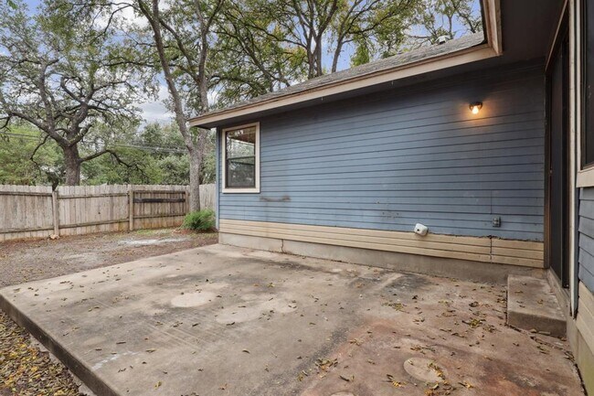 Building Photo - 2621 Garrettson Dr