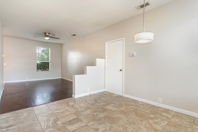 Building Photo - 815 Carlton Rd