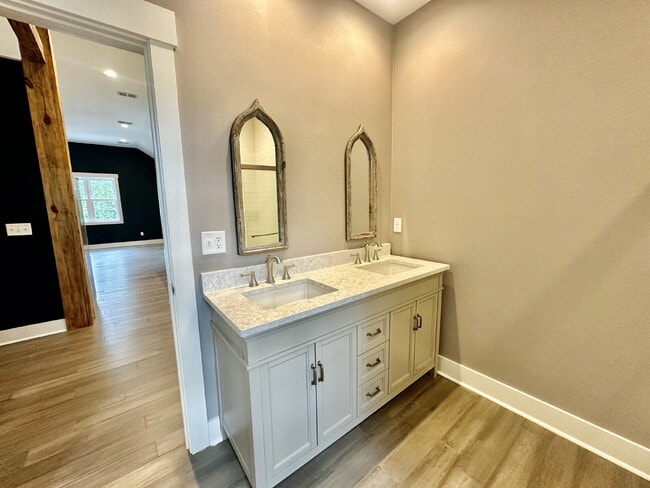 Building Photo - Large Modern Loft Home in Downtown Bluffton!