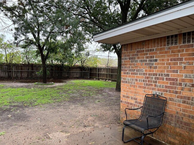 Building Photo - Updated in Benbrook!