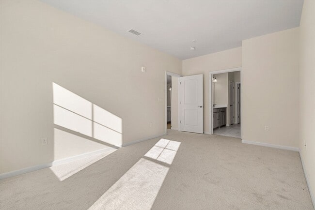 Building Photo - 2 Stratton Dr