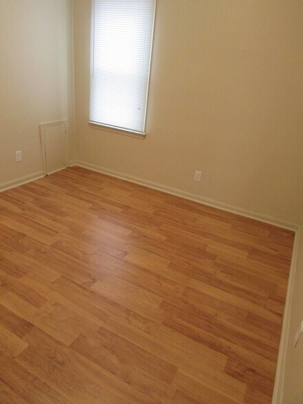 Building Photo - 2284 Hiawatha Park Dr