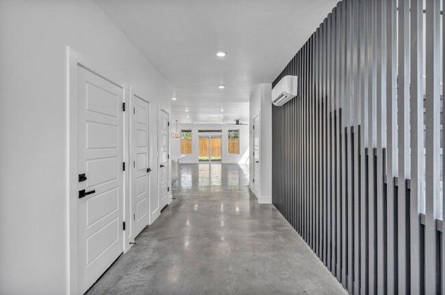 Building Photo - 1006 E Marble St