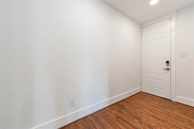 Building Photo - 425 W 21st St