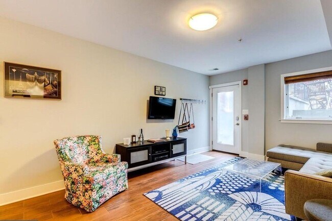 Building Photo - Amazing 2 Bedroom, 2 Full Bathroom 14th St Apartment with Secure Parking!