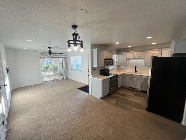 Building Photo - 2525 450 S