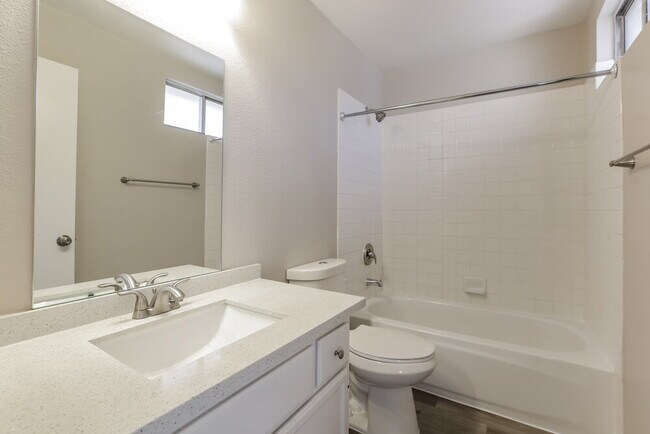 Building Photo - 2446 Cliffwood Dr