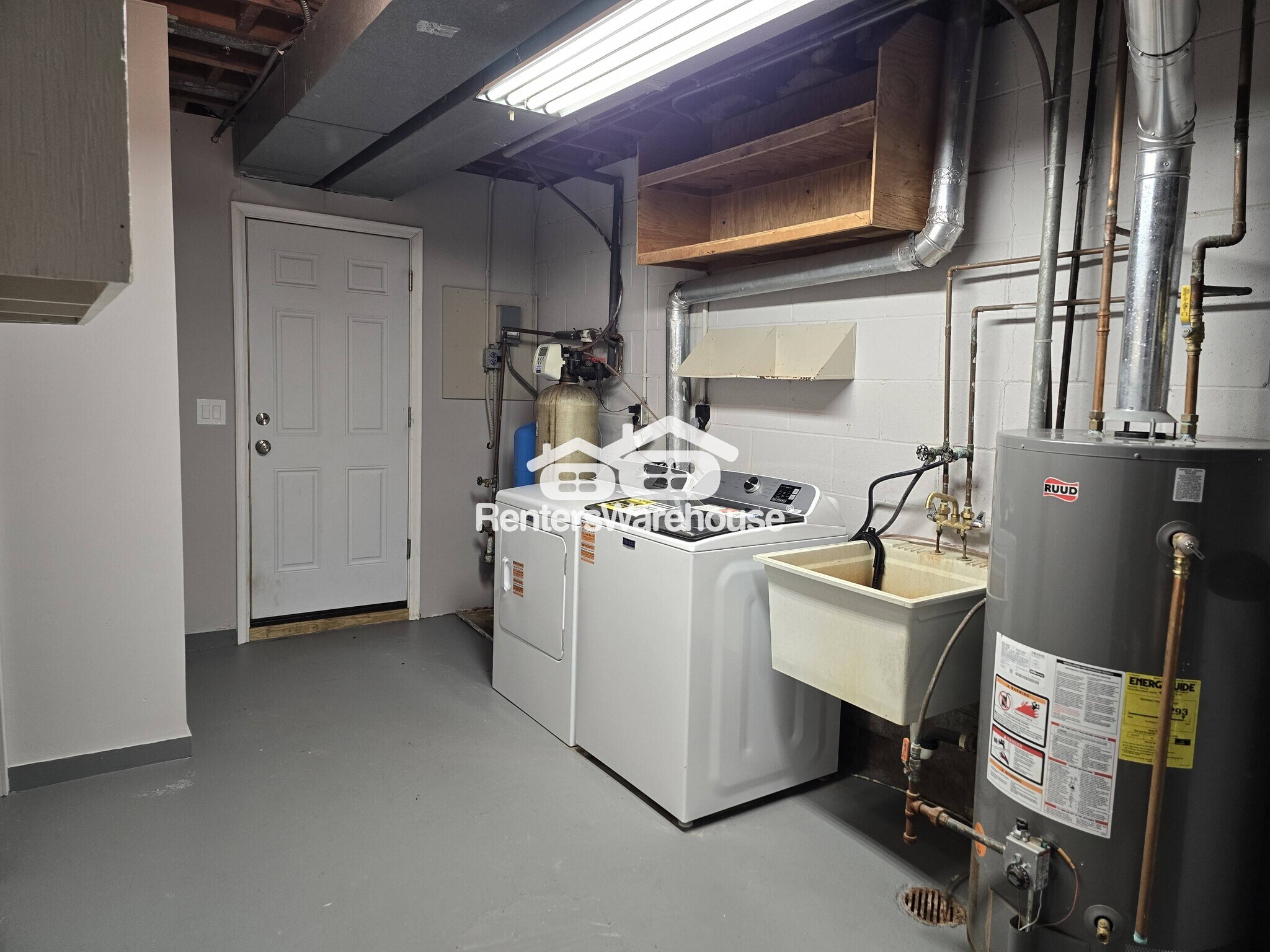 Building Photo - 5580 Shorewood Ln