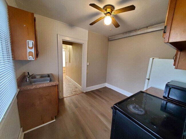 Building Photo - 808-810 W 2nd St