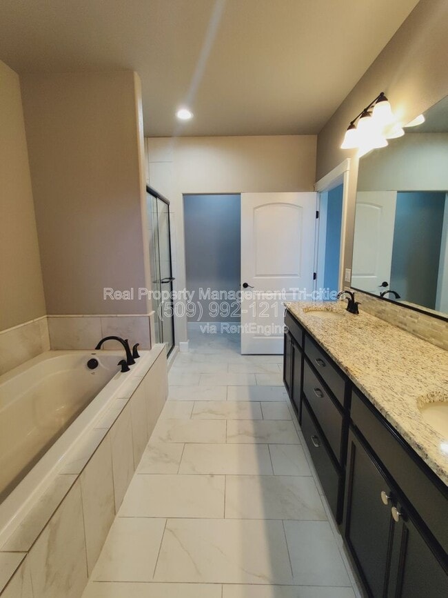 Building Photo - 4801 Pinehurst Dr