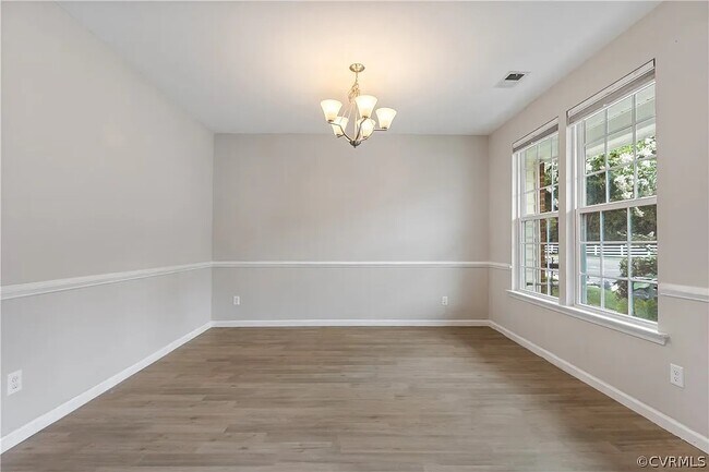 Building Photo - 8127 Creekside Village Dr